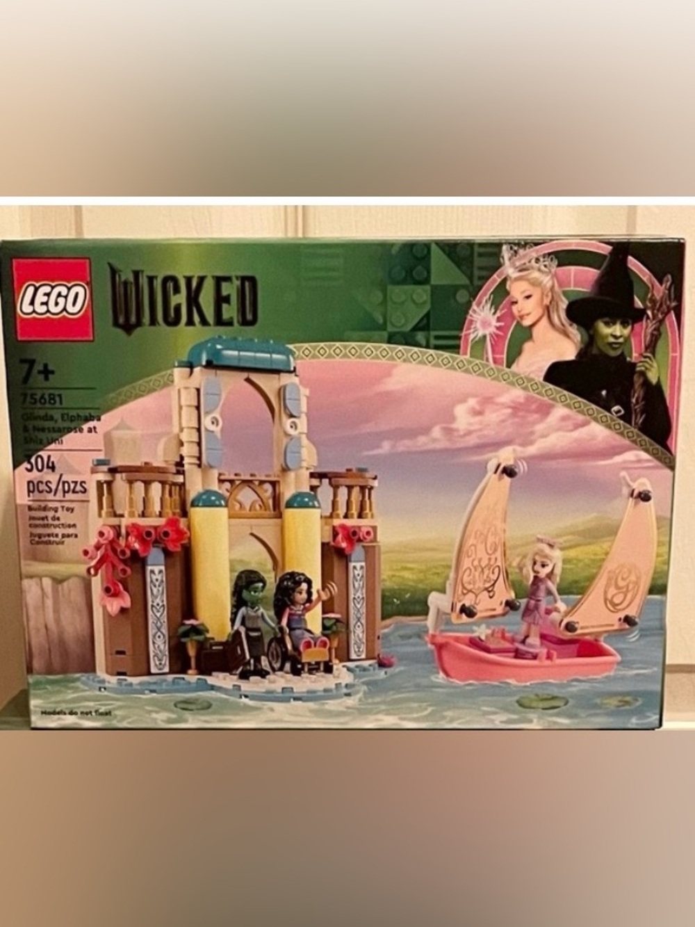 Retired LEGO Wicked set: Glinda, Elphaba & Nessarose at Shiz Uni (75681).
